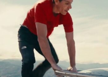 Climber Alex Honnold scales 101-floor skyscraper without safety gear